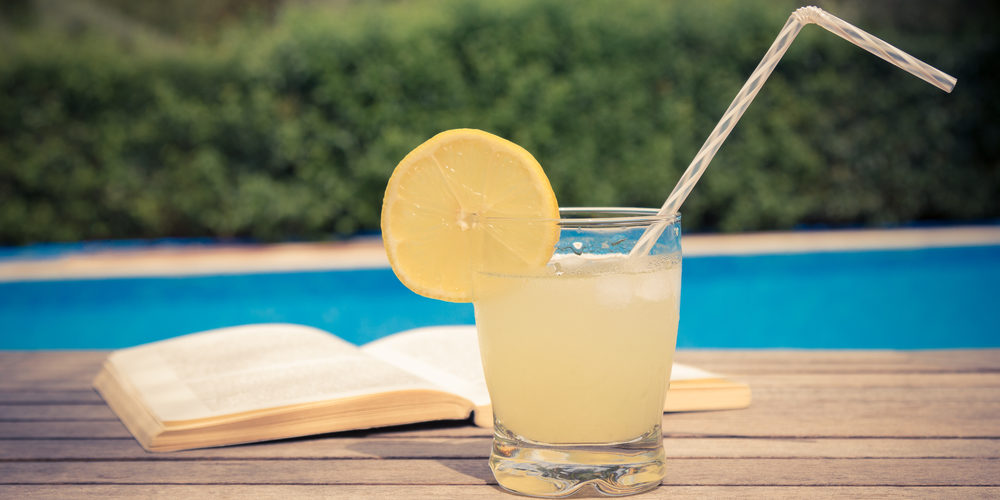 4 lecturi de vară și cocktailuri aromate cu care să le asortezi